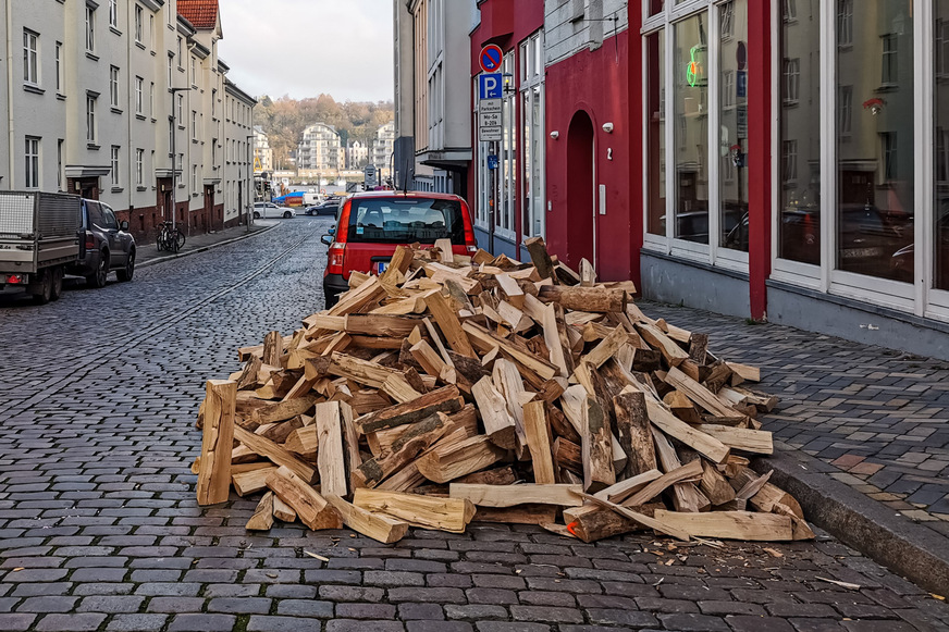 Bei der Nachfrage nach Waldholz (Derb- und Restholz) haben private Haushalte eine besondere Rolle: Sie machen laut Umweltbundesamt mit rund 48 % knapp die Hälfte der Nutzung von Energieholz aus.