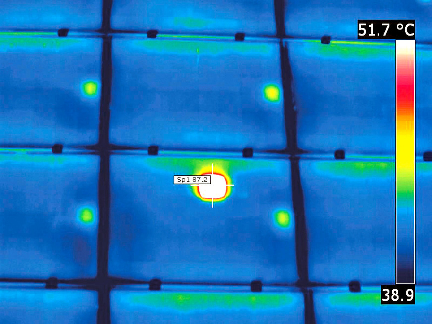 Bild 9 Schadenbeispiel 2: Diese heiße Stelle in einer Solarzelle weist auf eine physikalische Beschädigung im Zellinnern hin.