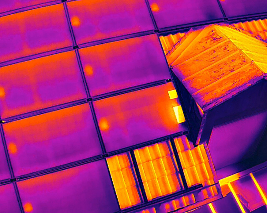 Bild 5 Durch Verschattungen (im Bild durch den Erker) und Verschmutzungen oder andere Gründe verursachte Hotspots sind auf einem Thermogramm schnell erkennbar.