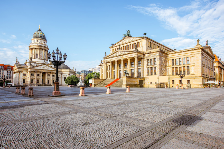 Bild 1 Das historische Konzerthaus Berlin am Gendarmenmarkt mit Blick auf den Deutschen Dom.
