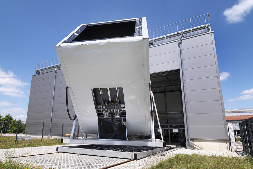 Der 7000 kg schwere und 8 m hohe Solarmodultubus fährt der Sonne hinterher. Im Inneren werden Solarmodule montiert und können dort auf ihre elektrischen und optischen Eigenschaften hin geprüft werden.