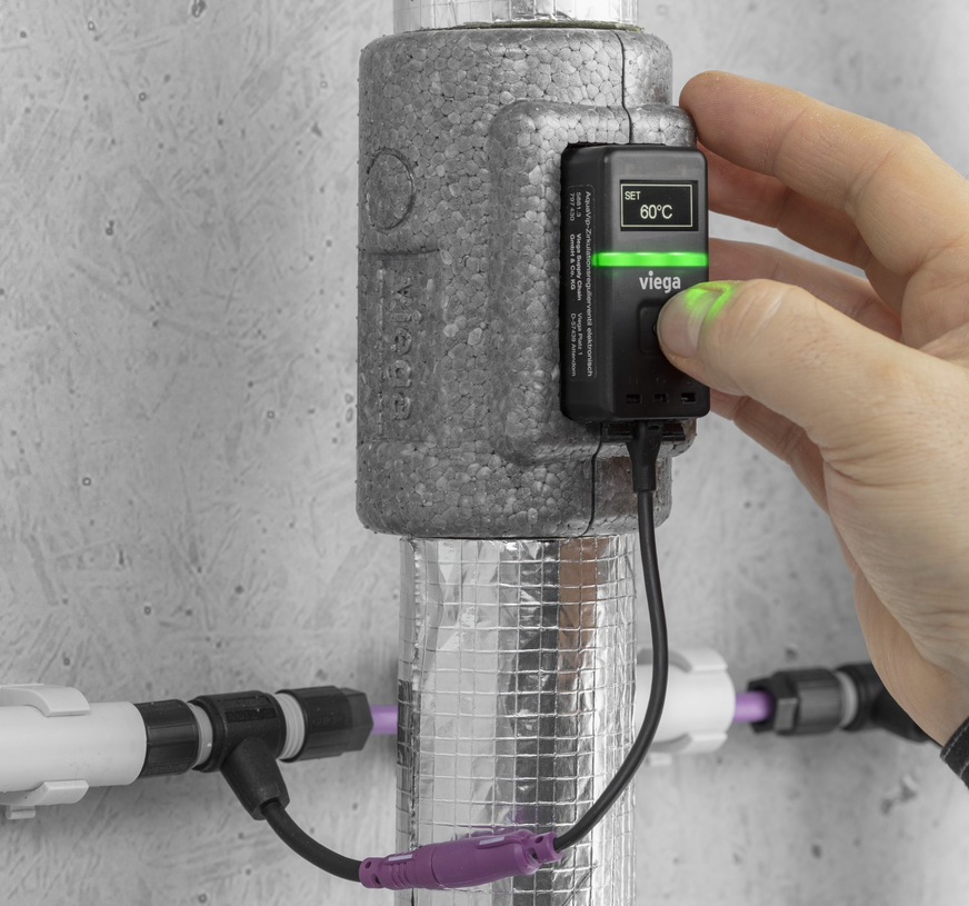 Bild 2 Das „AquaVip-Zirkulationsregulierventil elektronisch“ wird einfach per Tastendruck auf die Soll-Temperatur eingestellt. Eine grüne Diode signalisiert den störungsfreien Betrieb.