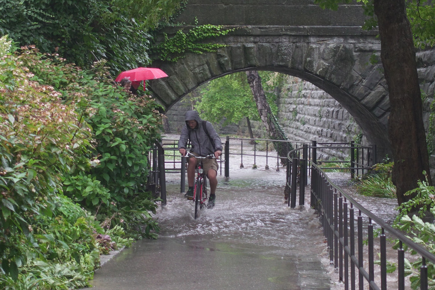 Bild 1 Überflutung eines Fuß- und Radwegs nach Starkregen am 19. August 2022 in der Innenstadt von Überlingen am Bodensee. Rückstau und Überflutung sind unterschiedliche Phänomene, auch wenn beides typischerweise bei Starkregen auftritt.