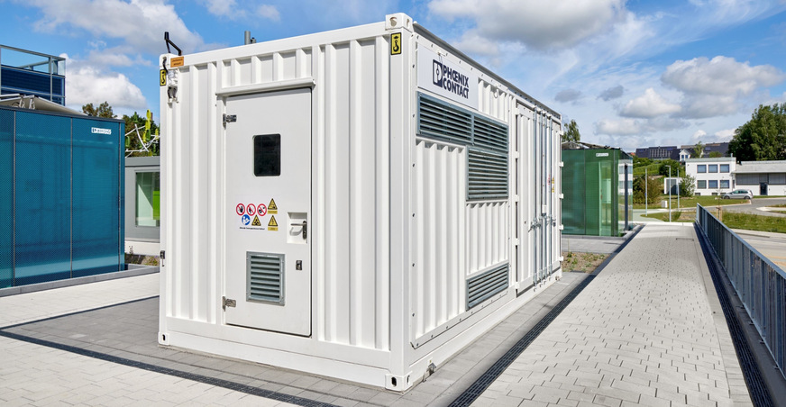 Bild 6 Der im All Electric Society Park installierte Batteriecontainer mit einem Energiespeicherkapazität von 1,2 MWh schafft die notwendige Flexibilität ins Stromnetz. Die im Container befindlichen Schaltschränke sind mit Komponenten von Phoenix Contact ausgestattet.