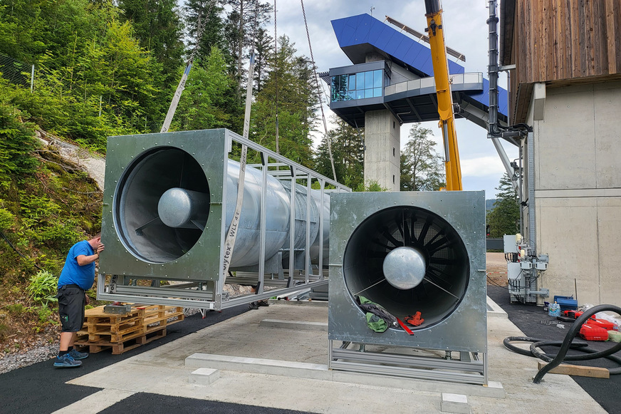 Bild 2 Endmontage des Windkanals im Adlerstadion in Hinterzarten: Die beiden Axialventilatoren vom Typ AVD 1400 werden auf die vorbereitenden Fundamente montiert …
