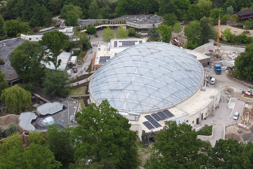Bild 2 Das rund 3000 m2 große Kuppeldach der Meranti-Halle sammelt Niederschlagswasser zur Bewässerung der Pflanzen in der „regenerativen“ Tropenhalle.