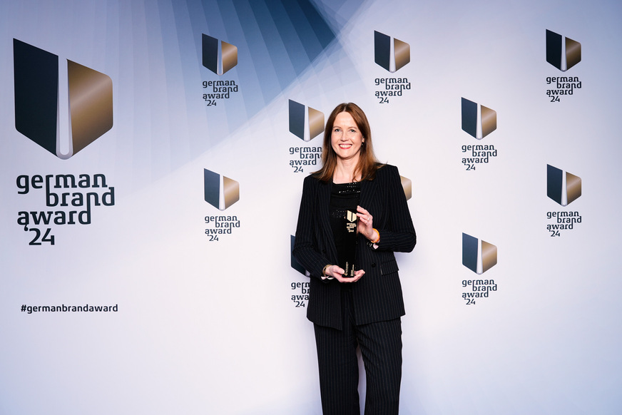 Alexandra Ludwig, Director Marketing Deutschland, Viega, nahm stellvertretend den German Brand Award 2024 bei der Preisverleihung in Berlin entgegen.