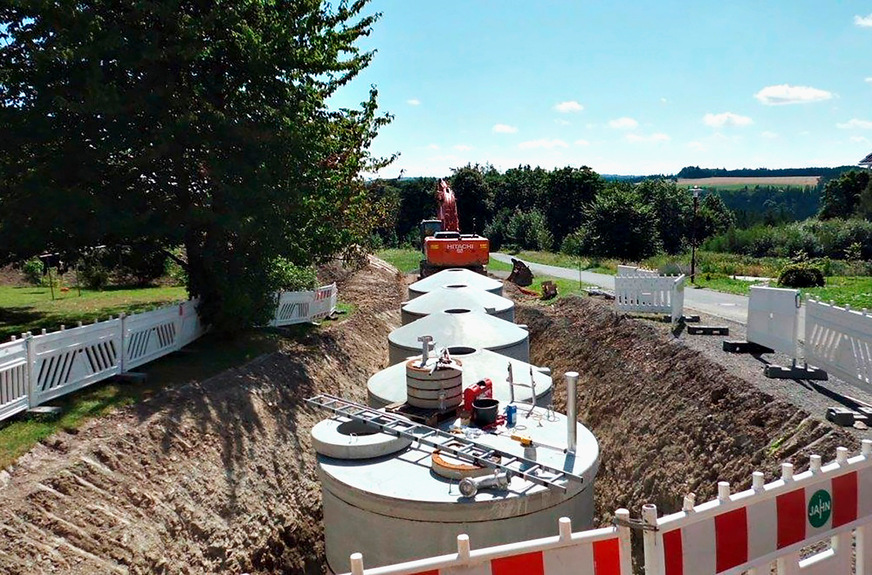 Bild 2 Beispiel 1, Eßbach: Das Fassungsvermögen von 100 m3 verteilt sich auf fünf Behälter, die untereinander durch Rohre verbunden sind.