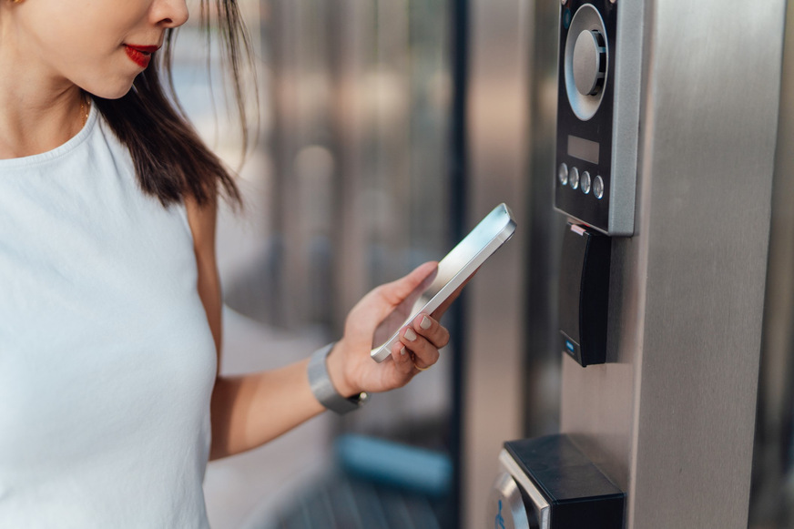 Bild 4 Der Zutritt über berührungslose Kontrollsysteme – zum Beispiel über Smartphones und andere Mobilgeräte – ist eine sichere und komfortable Option.