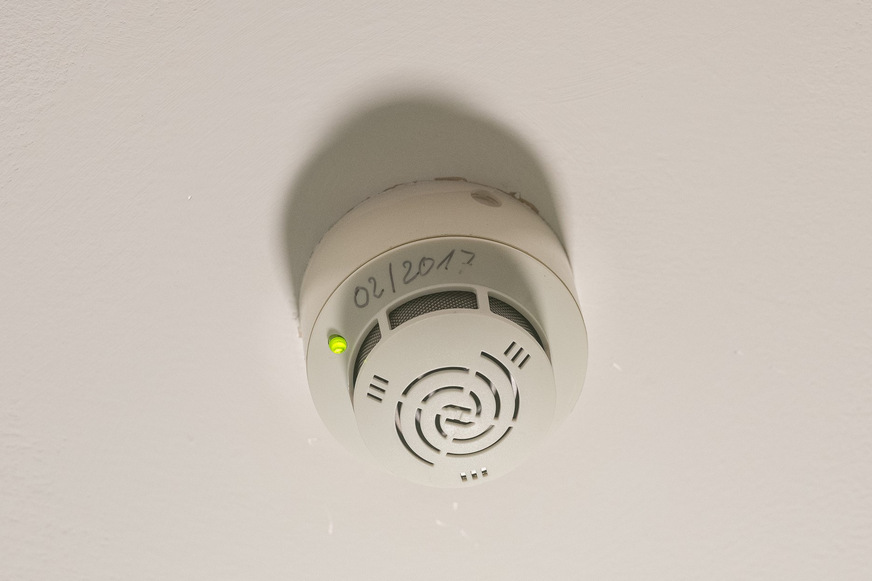 Bild 3 Automatischer Brandmelder mit sichtbarem Einbaudatum – eine Erinnerung daran, wie wichtig der regelmäßige Austausch ist. In Deutschland müssen Brandmelder gemäß DIN 14675-1 alle fünf bis acht Jahre erneuert werden, um im Ernstfall zuverlässig zu funktionieren.