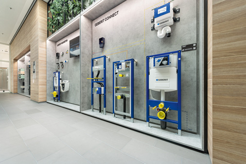 Der Ausstellungsbereich am Informationszentrum Langenfeld umfasst die Kompetenzen rund um Trinkwasserhygiene, Schallschutz, Brandschutz und Abwasserhydraulik. - © Geberit
