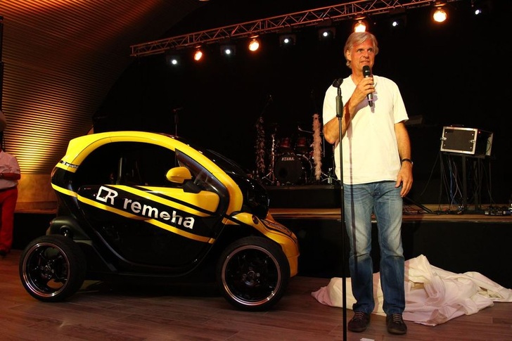 Remeha-Geschäftsführer Rolf Waltermann präsentierte einen Renault Twizy im Remeha-Design. - Remeha - © Remeha

