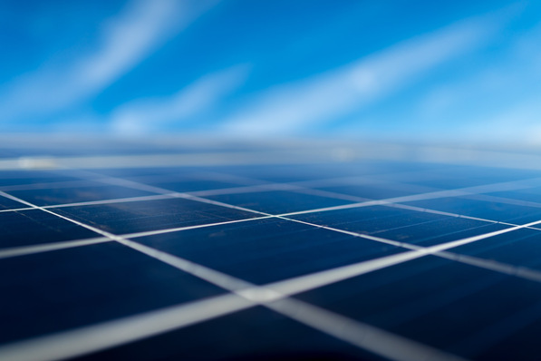 © Gusak – stock.adobe.com Bild 1 Künftig sollen jährlich 10 GW an Solarstromleistung allein auf Dächern neu in Betrieb genommen werden.