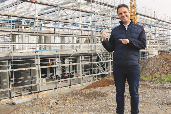 © Theben AG Bild 1 Max Essers: „Theben hat in die Fertigung investiert. Die höheren Kapazitäten erlauben nun Preissenkungen im Bereich KNX-Komponenten.“