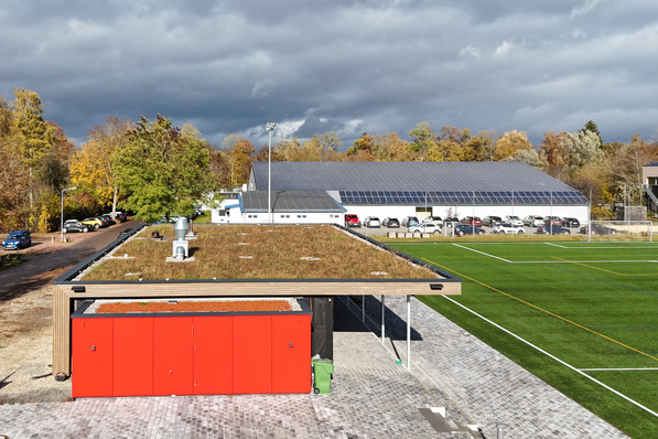 © Mall Bild 1 Sportanlage „Im Haberfeld“ in Donaueschingen mit dem Neubau des SSC-Vereinsheims mit Holzpelletheizung.