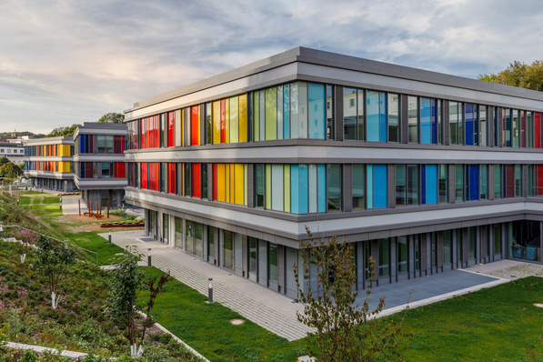 © Kieback&Peter Bild 1 Das Kinderzentrum Bethel in Bielefeld setzt auf eine kindgerechte und angstreduzierende Außen- und Innenarchitektur.