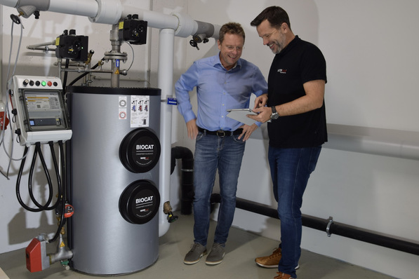 © Planwerk400 GmbH Bild 1 Heinz Kyek mit Michael Moock, Außendienstmitarbeiter bei Watercryst, an einer Biocat-Anlage in einem Seniorenwohnheim mit 60 Wohneinheiten in Wiesloch. Projektentwickler ist die WHB Wieslocher Handwerker Baugesellschaft mbH. Die 2023 in Betrieb genommene Kalkschutzanlage Biocat KS 14000 ist für die Verminderung von Kalkablagerungen in Trinkwasser-Installationen für bis zu 114 Wohneinheiten bzw. maximal 8750 m3 /a ausgelegt.