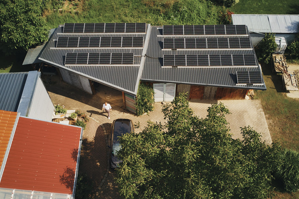 © E.on / Constantin Mirbach Bild 1 Eigentümer einer Photovoltaik-Anlage und eines bidirektionalen Lade-Set-ups können Berechnungen zufolge durch die Maximierung des Solarstrom-Eigenverbrauchs, das gezielte Nutzen dynamischer Stromtarife und die Bereitstellung von Flexibilität ihre Energiekosten erheblich senken.