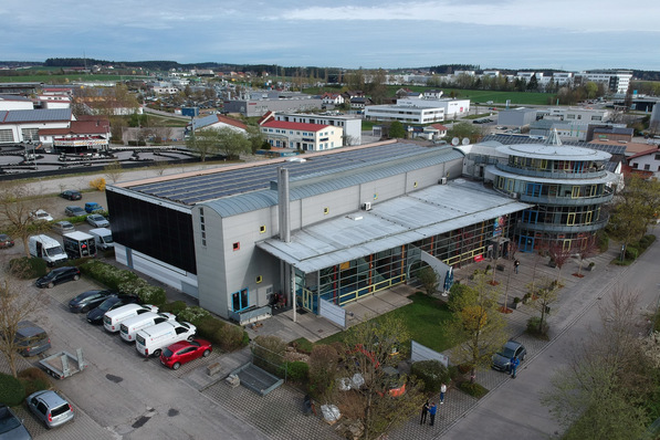 © Anlagenbau Schindler GmbH & Co. KG Bild 1 Etwa die Hälfte des pro Jahr im Cineplex Vilsbiburg verbrauchten Stroms stellt die Photovoltaik-Anlage auf dem Dach und an der Fassade bereit.