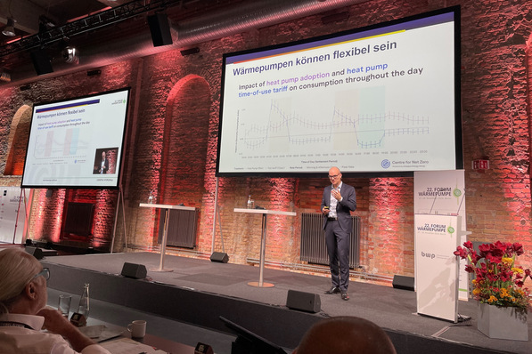 © Tim Geßler Beim 22. Forum Wärmepumpe spielte auch die Integration der Wärmepumpe in den Strommarkt eine große Rolle. Laut Jan Rosenow lassen sich die Stromkosten der Wärmepumpe durch variable Tarife um 30 bis 40 % reduzieren.