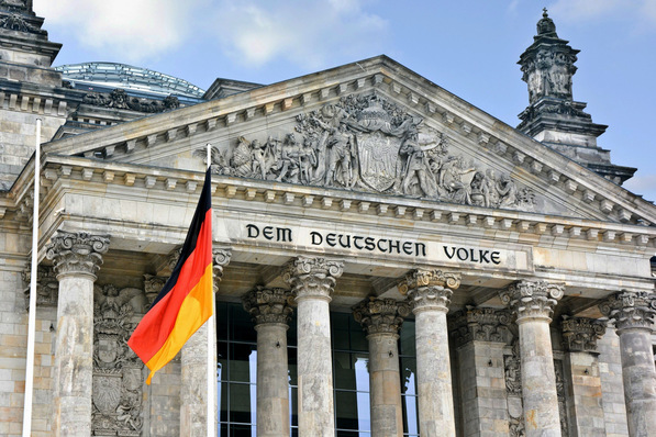 © Marco2811 – stock.adobe.com Bild 1 Für die Bundestagswahl am 23. Februar 2025 werden etwa 2,3 Mio. Wahlberechtigte erstmalig eine Wahlbenachrichtigung zur Wahl des Deutschen Bundestages erhalten.