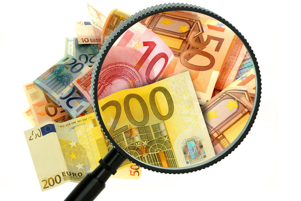 Aktueller Alt-Text ersetzt durch: „Illustration von Euro-Banknoten, die symbolisch die Investitionen in moderne Gebäudetechnologien und nachhaltige Energieprojekte in der TGA-Branche darstellen. - © K.-U. Häßler – stock.adobe.com
