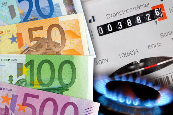 „Symbolische Darstellung der Digitalisierung in der Gebäudetechnik: Euro-Banknoten, ein aktiver Gasbrenner und ein digitaler Stromzähler stehen für die Integration intelligenter Energiesysteme und effizientere Ressourcennutzung. - © Wolfilser – stock.adobe.com
