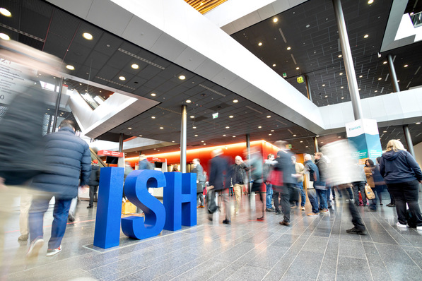 „Besucher auf der ISH Messe erkunden innovative Lösungen zur Digitalisierung und Elektrifizierung in der Gebäudetechnik, darunter smarte Energiemanagementsysteme und fortschrittliche BIM-Anwendungen. - © Messe Frankfurt Exhibition GmbH / Jochen Günther