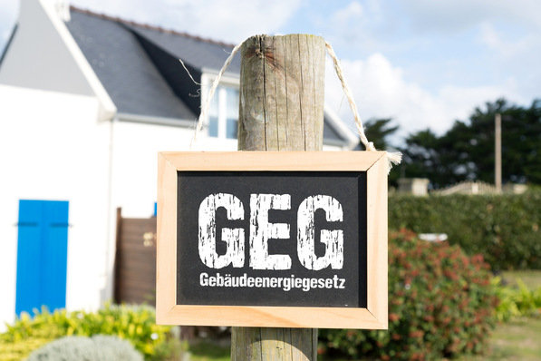 © studio v-zwoelf – stock.adobe.com Die Koalition will die letzte GEG-Novelle zurücknehmen und dann ein neues Gebäudeenergiegesetz schaffen. Die Heizungsförderung soll fortgesetzt werden.