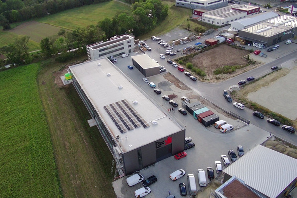 © Werr & Ludwig Bild 1 Betriebsgelände der Ing. G. Werr & S. Ludwig GmbH im Gewerbegebiet Niederwiesen der Stadt Bräunlingen. Das Regenwasser der drei Dachflächen wird im Regenspeicher gesammelt und genutzt, der Überlauf unterirdisch versickert.