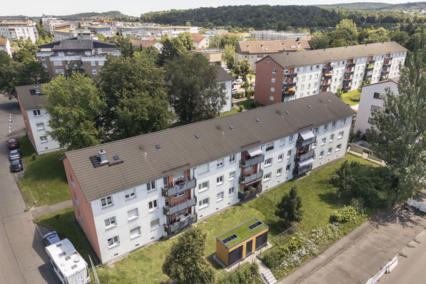 © Daikin Bild 1 Ein Mehrfamilienhaus (Baujahr 1964) der SWSG mit 24 Wohneinheiten wird künftig mit einem Energiemodul mit Luft/Wasser-Wärmepumpen beheizt.