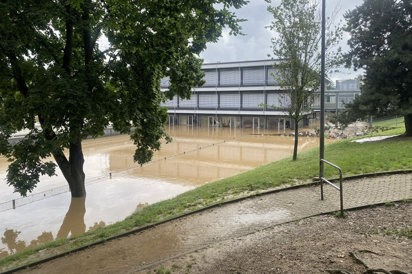 © Elektrotechnik Tietz Bild 1 Nach dem Hochwasser im Ahrtal im Juli 2021 unter Wasser stehende Realschule in Sinzig.