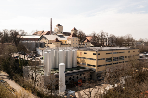 © Bayerische Staatsbrauerei Weihenstephan Bild 1 Der neue Kombikeller der Brauerei Weihenstephan wurde direkt an die bestehenden historischen Gebäude angebaut und in der ersten Ausbaustufe mit 12 von 24 möglichen Tanks ausgestattet.