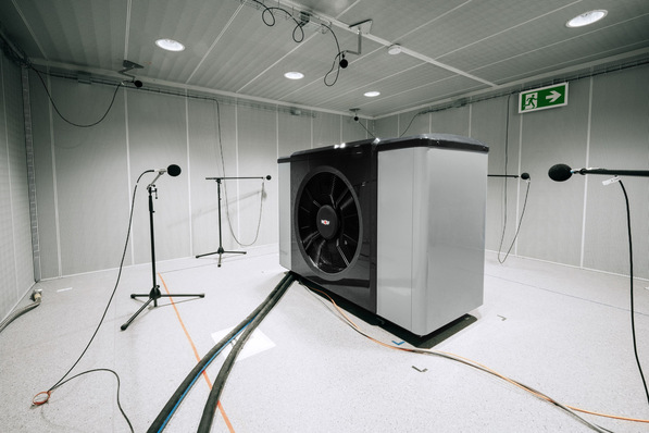 © Wolf Bild 1 Im Schalllabor von Wolf. Schallleistungsmessungen erfolgen nach ISO 3744 über das Hüllflächenverfahren mit mindestens 9 Mikrofonen.