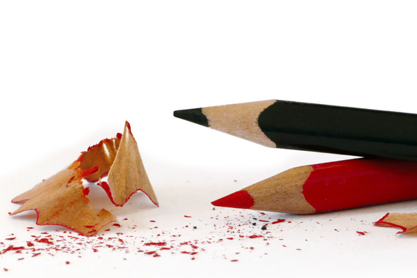 „Zwei angespitzte Bleistifte, rot und schwarz, symbolisieren die präzise Planung und Konzeption in Bleistift der Gebäudetechnik. Umgeben von Spänen auf weißem Hintergrund veranschaulichen sie den Prozess der Detaillierung und Optimierung bei der Digitalisierung von Gebäudesystemen. - © Maren Winter – stock.adobe.com Bild 1 Bezüglich der Strompreise weitet der Koalitionsvertrag von CDU, CSU und SPD die Wahlkampfversprechen der CDU noch aus. Ob sie vollständig umgesetzt werden, ist offen. Eine vollständige und für angehende Heizungsmodernisierer glaubhaft langfristige Umsetzung dürfte die Heizungswende erheblich beschleunigen.