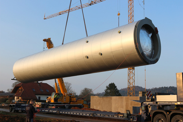 © Solarwärme Bracht Aufbereitetes Heizungswasser aus dem Erdspeicher und anderen Wärmequellen wie Wärmepumpen und Holzbrenner erreicht im 200.000 l fassenden Pufferspeicher die nötige Vorlauftemperatur und gelangt anschließend über das Verteilungsnetz in die Haushalte.