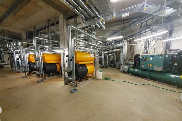 © Facor4Solutions GmbH Bild 1 Blick in die Kältezentrale im Synus-Gebäude im GartenCareé in Karlsruhe.