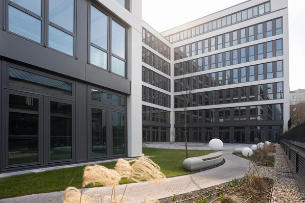 © Vallox Bild 1 Moderner Bürokomplex in Berlin Mitte mit begrüntem Innenhof und Dachterrasse: Das M14 bietet Raum für effizientes Arbeiten in angenehmer Umgebung.