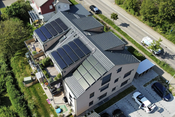 © Consolar Bild 1 Das kernsanierte Gebäude wird monoenergetisch über Wärmepumpe versorgt, die mit 28 PVT-Luft/Sole-Kollektoren als alleinige Wärmequelle betrieben wird.