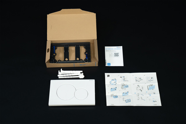 © Geberit Nach der Überarbeitung der Verpackung: Die Drückerstangen und Distanzbolzen werden jetzt nicht mehr in separate Kunststoffbeutel verpackt. Mit den neuen Verpackungen der Betätigungsplatten spart Geberit knapp 4 Tonnen Kunststoff pro Jahr.