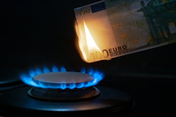 Eine 100-Euro-Banknote brennt über einem brennenden Gasbrenner mit blauer Flamme. - © Leka - stock.adobe.com