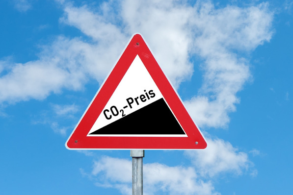 Dreieckiges Warnschild mit "CO₂-Preis" und einem ansteigenden schwarzen Hang vor einem blauen Himmel mit Wolken. - © Animaflora PicsStock – stock.adobe.com