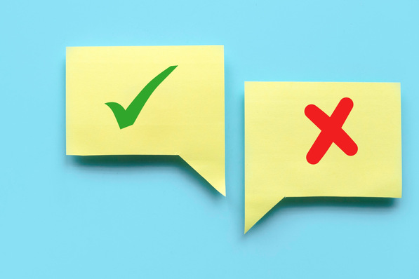 Zwei gelbe Sprechblasen: eine mit einem grünen Häkchen, eine mit einem roten X, auf blauem Hintergrund. - © MohamadFaizal – stock.adobe.com