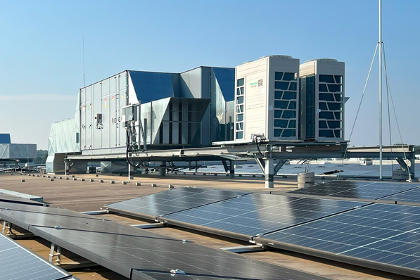 © CP Kaut Bild 1 Synergie auf dem Dach: RLT-Geräte mit integrierten VRF-Systemen und Photovoltaik-Anlagen zur Energiebereitstellung.