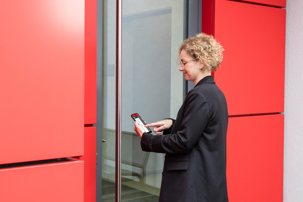 © Telenot Bild 1 Der schnelle Zugang ohne Schlüssel, zum Beispiel mit Transponder, PIN-Code oder Smartphone, macht eine Zutrittskontrolle für die Nutzer und Betreiber attraktiv.