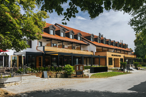 © Hotel Drei Quellen Therme; 2023 Bild 1 Das Hotel Drei Quellen Therme hat in den letzten Jahren viel investiert: Augenfällig ist der moderne Anbau, verborgen hingegen die neuen Energieanlagen in den Technikräumen.
