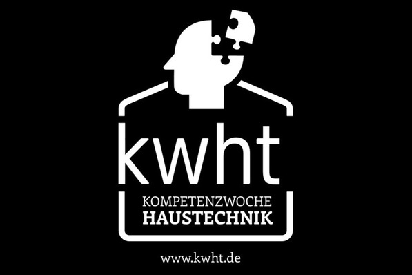 Logo mit Kopf und Puzzlestück, Text: "kwht, Kompetenzwoche Haustechnik" und www.kwht.de auf schwarzem Hintergrund. - © KWHT