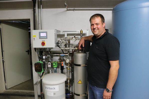 © Grünbeck Landwirtschaftsmeister Michael Engelmayer, Inhaber der GSW Finningen KG, erklärt: „Ich bin sehr froh, dass wir uns für die Grünbeck-Lösung mit dem Teilstromfilter varioliQ und integrierter Dosiereinheit entschieden haben. Das funktioniert alles vollautomatisch und ohne Probleme.“