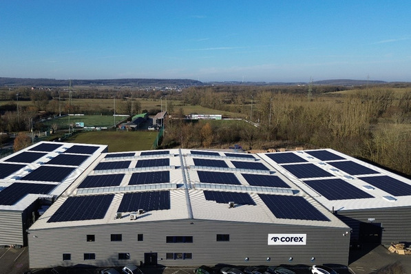 © Aiko Leichtbau-Module von Aiko auf den Fabrikdächern von Corex.